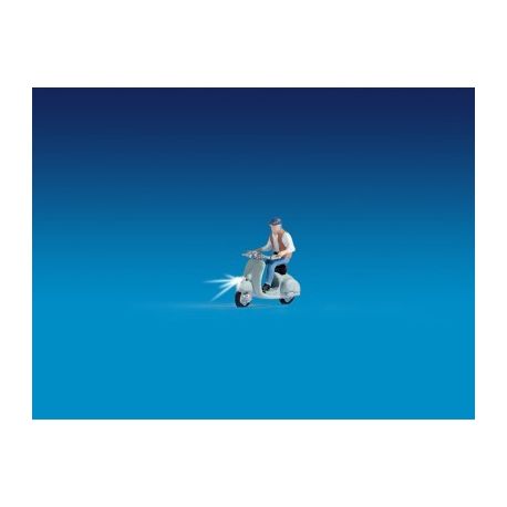 NOCH 17511 MOTOCICLISTA SU VESPA CON FARO ILLUMINATO