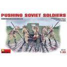 MINIART 35137 PUSHING SOVIET SOLDIERS 1/35